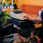 Kasir Sering Macet Saat Jam Sibuk? Terapkan 3 Strategi Ini!